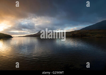 Tramonto sul Loch Assynt in Sutherland Scotland Regno Unito Foto Stock