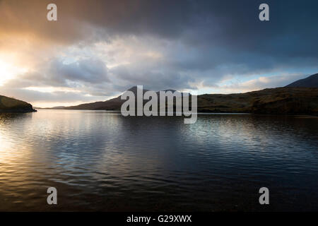 Tramonto sul Loch Assynt in Sutherland Scotland Regno Unito Foto Stock