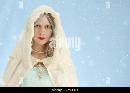 Donna con il mantello nella neve Foto Stock