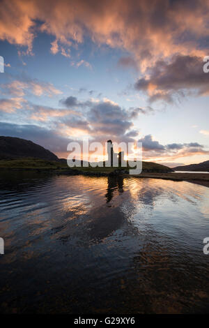 Tramonto al castello di Ardvreck, sul Loch Assynt in Sutherland Scotland Regno Unito Foto Stock