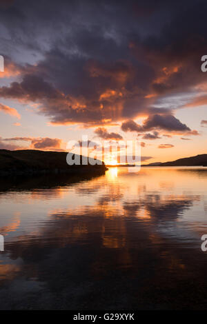 Tramonto spettacolare riflessioni sul Loch Assynt in Sutherland Scotland Regno Unito Foto Stock