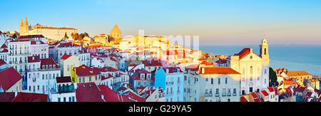 Famoso quartiere di Alfama - il centro storico di Lisbona. Portogallo Foto Stock