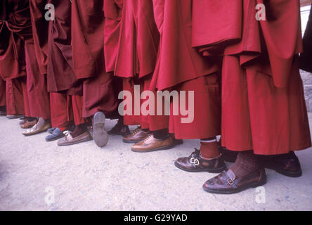 Monaci Tibetani stand in linea per essere benedetta dal Dalai Lama davanti a casa sua in Mcleod Ganj, India. Foto Stock