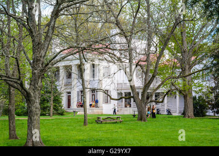 I visitatori potranno gustarsi la veranda attrezzata e coperta di albero motivi di Belle Meade Plantation Mansion in primavera tempo vicino a Nashville, TN Foto Stock