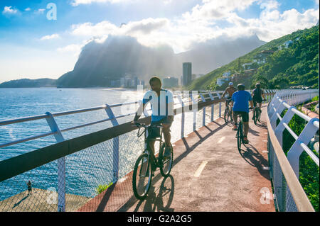 RIO DE JANEIRO - MARZO 19, 2016: I ciclisti cavalcare lungo il recentemente completato Ciclovia Tim Maia percorso per biciclette, un Olympic legacy project. Foto Stock
