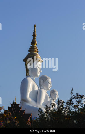 White statua del Buddha con cielo blu in Thailandia tempio. Foto Stock