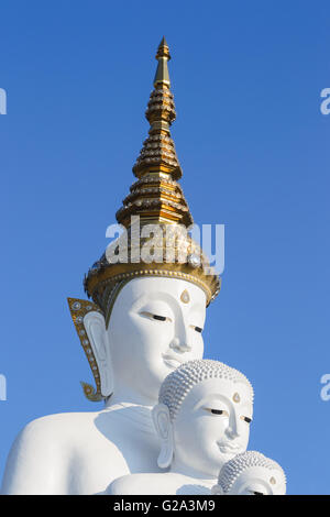 White statua del Buddha con cielo blu in Thailandia tempio. Foto Stock