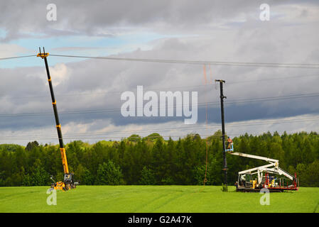 Gli ingegneri che stanno costruendo il nuovo power line tralicci e cavo dello Yorkshire Leeds REGNO UNITO Foto Stock