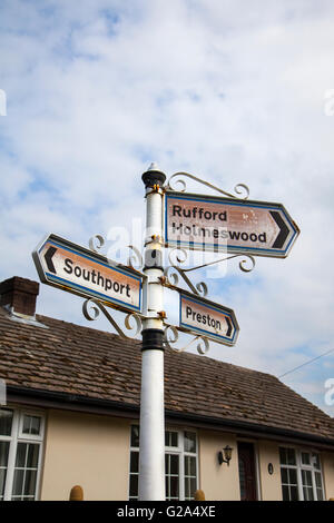 Old Victorian Village Road segno direzionale, Old UK cartello in Mere Brow, Lancashire. Foto Stock