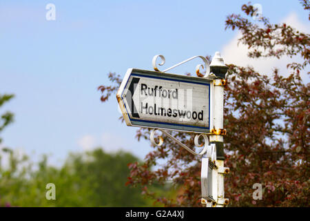 Old Victorian Village Road segno direzionale, Old UK cartello in Mere Brow, Lancashire. Foto Stock