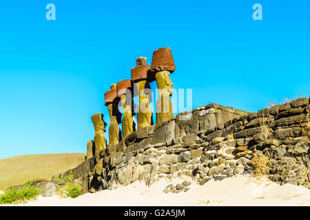 Moai a Ahu Nau Nau in Anakena Beach sull'Isola di Pasqua, Cile Foto Stock