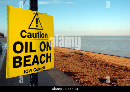 Cartelli segnaletici, Oil on Beach Gunard, Isola di Wight, Inghilterra, Regno Unito, GB. Foto Stock