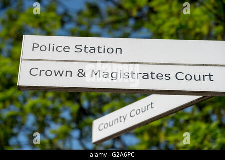 Segno che puntano a Doncaster stazione di polizia e corona, di magistrati e giudici di famiglia Foto Stock