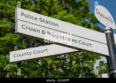 Segno che puntano a Doncaster stazione di polizia e corona, di magistrati e giudici di famiglia Foto Stock