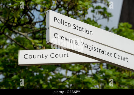 Segno che puntano a Doncaster stazione di polizia e corona, di magistrati e giudici di famiglia Foto Stock