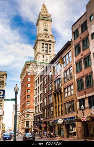 BOSTON, MASSACHUSETTS - 14 Maggio 2016: vista sulla storica Custom House visto in Boston, MA con auto e persone visibili. Foto Stock