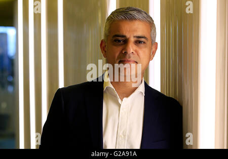 Sindaco di Londra Sadiq Khan pone per un ritratto, a seguito di un intervento sui restanti nell'Unione europea a una seconda casa, Hanbury Street, Londra. Foto Stock