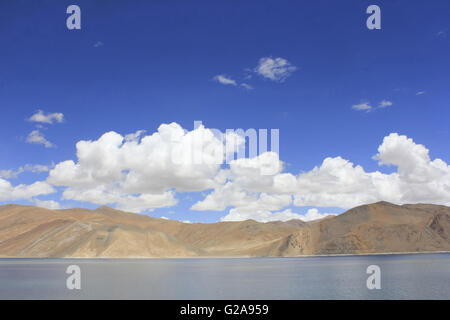 Pangong tso (o lago pangong; tso: ladakhi per lago) in Himalaya, India Foto Stock