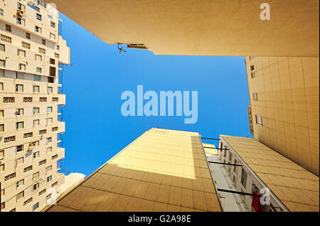 Basso angolo vista di edifici di appartamenti. Denia. Alicante. Spagna. Foto Stock