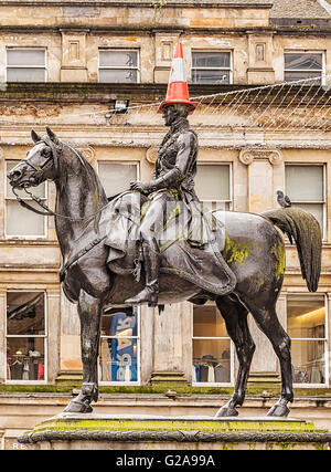 Il Duca di Wellington statua a Glasgow in Scozia con il suo consueto cono di traffico sulla sua testa. Foto Stock