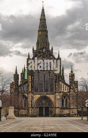 Glasgow St Mungo la cattedrale di visto dalla parte anteriore. Fondata nel XII secolo era uno dei pochi chiesa scozzese di edifici Foto Stock