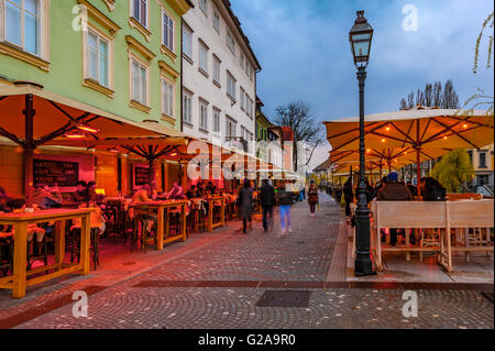 La Slovenia Ljubljana Cankarjevo Nabrezje- locali sul fiume Ljubljanica Foto Stock