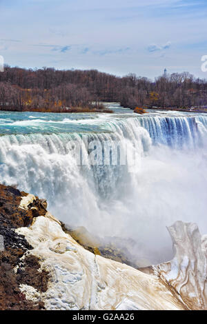 Cascate del Niagara visto dal lato americano in primavera. Una vista da Niagara parco dello stato su American Falls e Bridal Veil Falls. Foto Stock