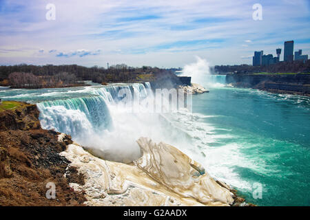 Cascate del Niagara dal lato americano e grattacieli in Canada. Una vista sulle cascate Americane, Bridal Veil Falls, la Goat Island, a Ferro di Cavallo Foto Stock