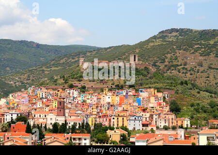 Castello e case colorate di Bosa, Sardegna, Italia. Foto Stock