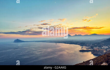 Mascarat area e Sierra de Bernia y Ferrer dal tramonto al mare Mediterraneo. Altea. Alicante. Comunità di Valencia. Spagna. Foto Stock