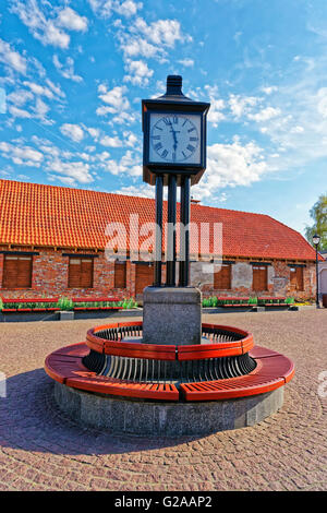 Ventspils, Lettonia - 8 Maggio 2016: Orologio nella piazza del Municipio di Ventspils in Lettonia. Ventspils è una città nella regione di Courland della Lettonia. La Lettonia è un paese baltico. Foto Stock