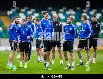 In Irlanda del Nord la Kyle Lafferty e Niall McGinn (centro) chat prima di una sessione di formazione a Windsor Park di Belfast. Foto Stock