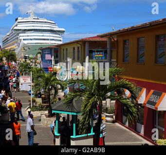 Costa Magica crociera nave ormeggiata in porto, St John's, Antigua Foto Stock