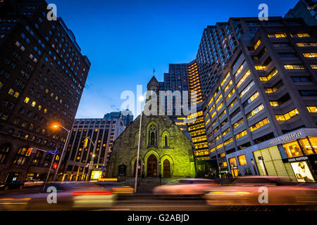 Edifici e traffico su Bloor Street West nel distretto di scoperta di Toronto, Ontario. Foto Stock