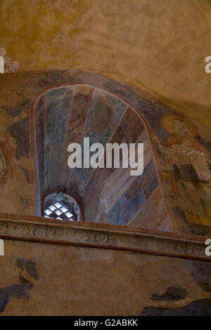 Chiesa interno con Crusader-era frammento di affreschi nel monastero benedettino di Abu Ghosh,costruito nel XII secolo Foto Stock