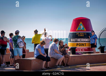 I turisti fotografare sé stessi in corrispondenza del marcatore al punto più meridionale in America, Key West, Florida, Stati Uniti d'America Foto Stock