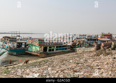 Scena di strada di Mandalay e periferia (intorno al fiume e la banchina per fret), Mandalay Myanmar (Birmania), Asia Foto Stock