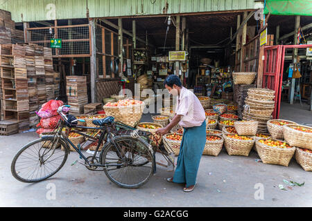 Scena di strada di Mandalay e periferia (intorno al fiume e la banchina per fret), Mandalay Myanmar (Birmania), Asia Foto Stock