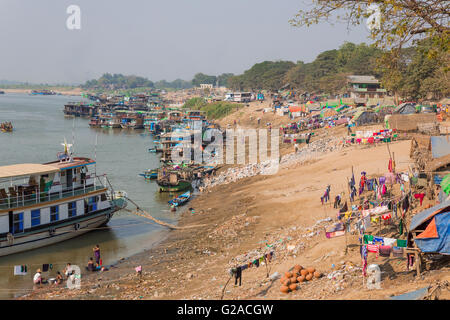 Scena di strada di Mandalay e periferia (intorno al fiume e la banchina per fret), Mandalay Myanmar (Birmania), Asia Foto Stock