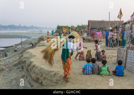 Scena di strada di Mandalay e periferia (intorno al fiume e la banchina per fret), Mandalay Myanmar (Birmania), Asia Foto Stock