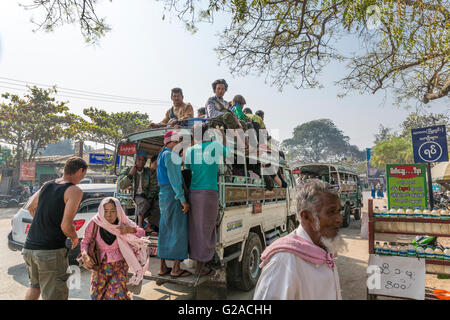 Scena di strada di Mandalay e periferia (intorno al fiume e la banchina per fret), Mandalay Myanmar (Birmania), Asia Foto Stock