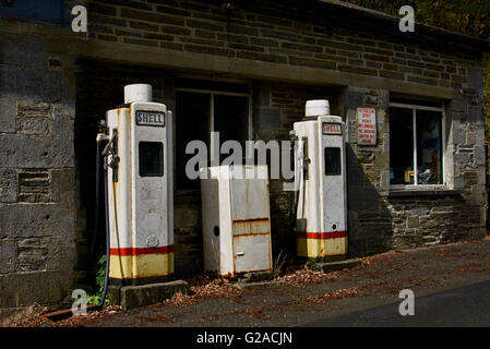 Abbandonata e inutilizzata vecchie pompe di benzina. Foto Stock