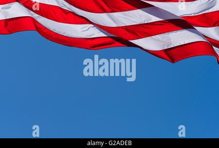 Bandiera americana contro il cielo blu Foto Stock