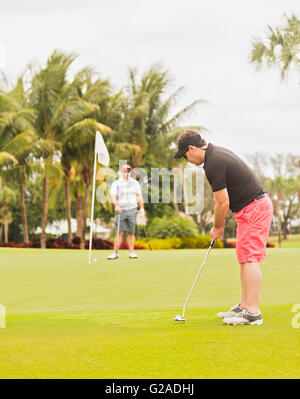 Due uomini giocando a golf Foto Stock