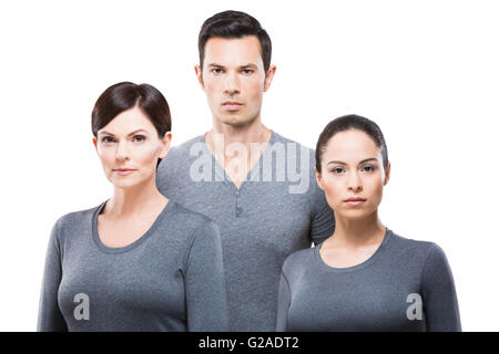 Uomo e due donne che indossano cime grigio Foto Stock