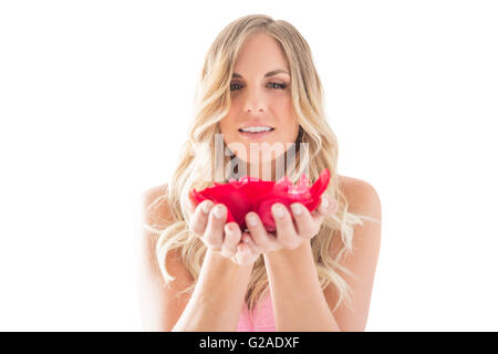 Giovane donna azienda petali di rosa in mani Foto Stock