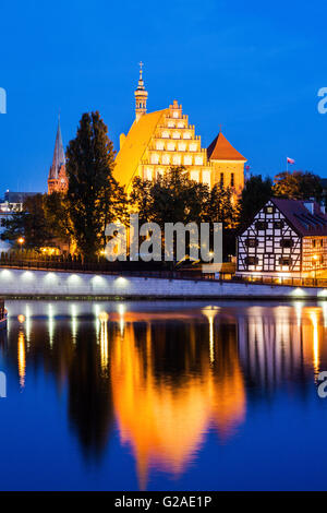 Cattedrale di Bydgoszcz riflessa nel fiume Brda Bydgoszcz, Kuyavian-Pomeranian, Polonia Foto Stock