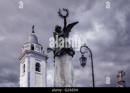 La statua e la torre campanaria di Nostra Signora del Pilar Chiesa Foto Stock