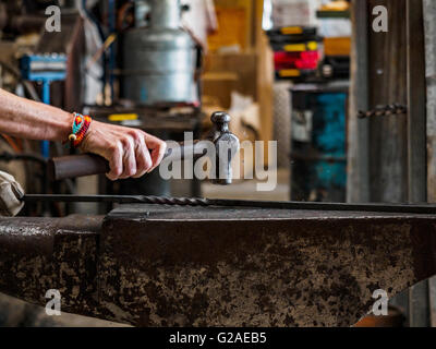 Stretta di mano del fabbro femminile al lavoro Foto Stock