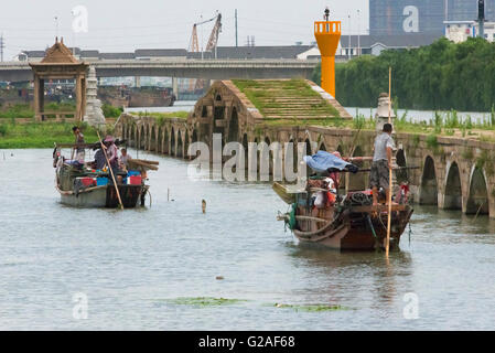 Alzaia del ponte Baodai con navigazione pole e va a passo di lumaca la cattura del vaporetto sul Canal Grande, Suzhou, provincia dello Jiangsu, Cina Foto Stock